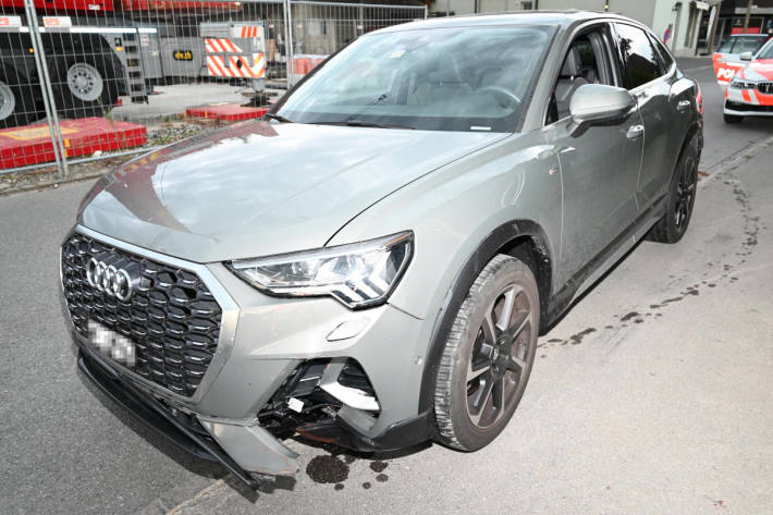 Auto prallt gegen Metallstange