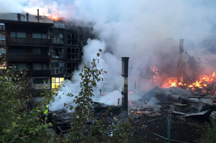 Mehrere Gebäude wurden beim Grossbrand zerstört. Die Löscharbeiten gestalten sich aufwändig