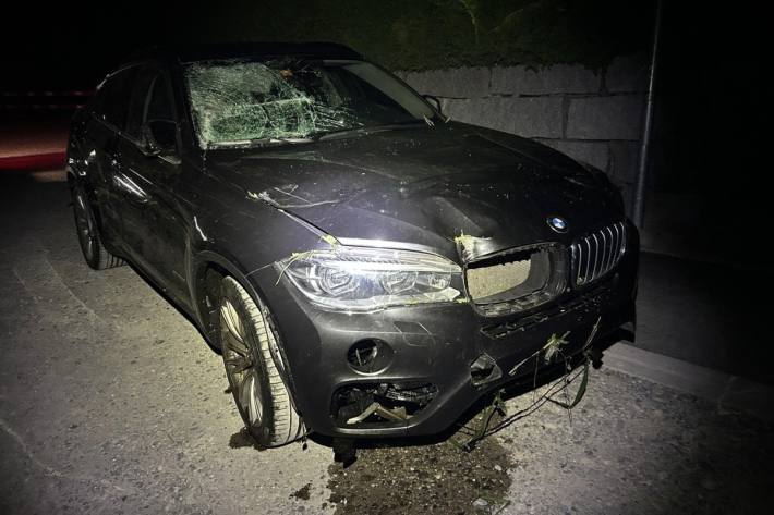 Beschädigter BMW nach dem Unfall