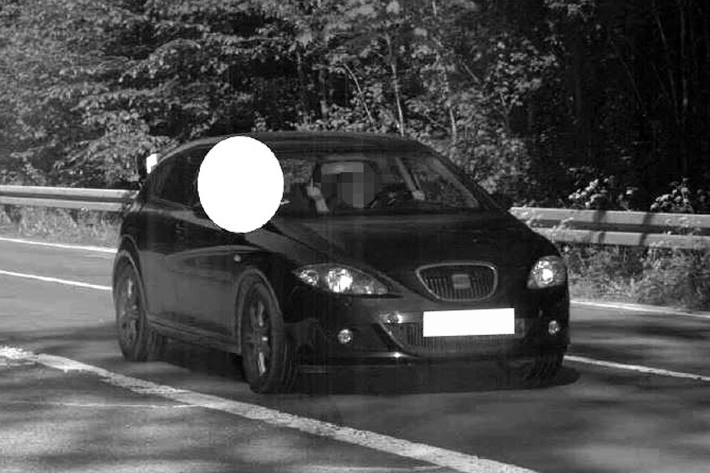 Die Lenkerin des Seats zeigte sich nicht sonderlich glücklich über ihr Foto in Herscheid