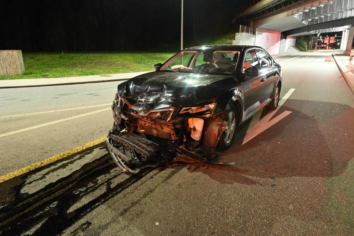 Auffahrunfall zwischen zwei Autos – beide Fahrer fahrunfähig