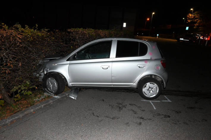 Alkoholisiert mit Auto in Strassenlaterne und gegen Böschung geprallt