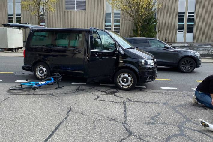 Autofahrer übersieht Velofahrer beim Abbiegen