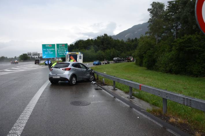 Beim Unfall in Mels SG wurde eine Frau leicht verletzt.