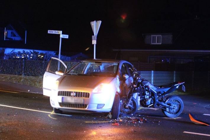 Leichtkraftradfahrer bei Verkehrsunfall schwer verletzt