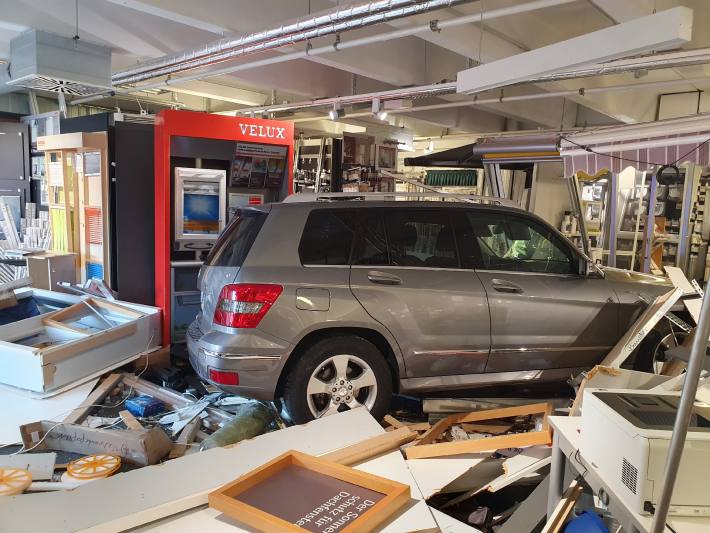 83-Jähriger fährt in Fachmarkt – Unfall verursacht hohen Sachschaden