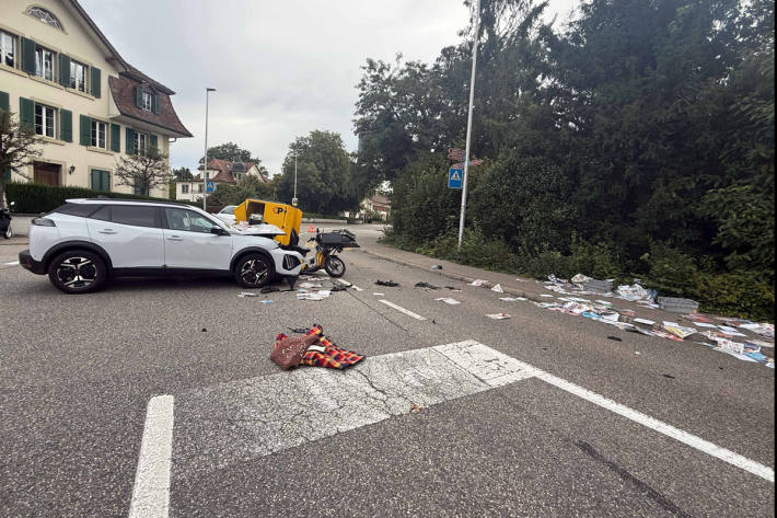 Das Fahrerin des Postfahrzeugs wurde verletzt.