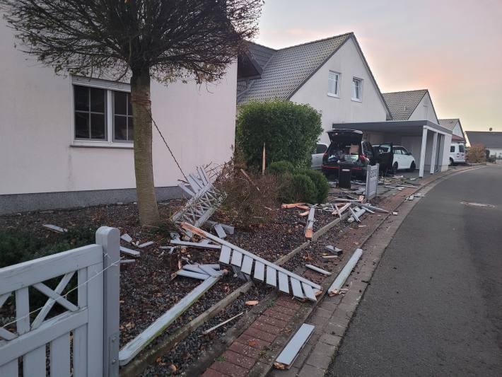 Alkoholisierter Pkw-Fahrer verursacht erheblichen Schaden