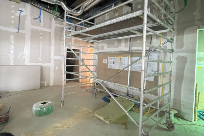 Der verletzte Arbeiter wurde durch die Rega ins Spital gebracht.