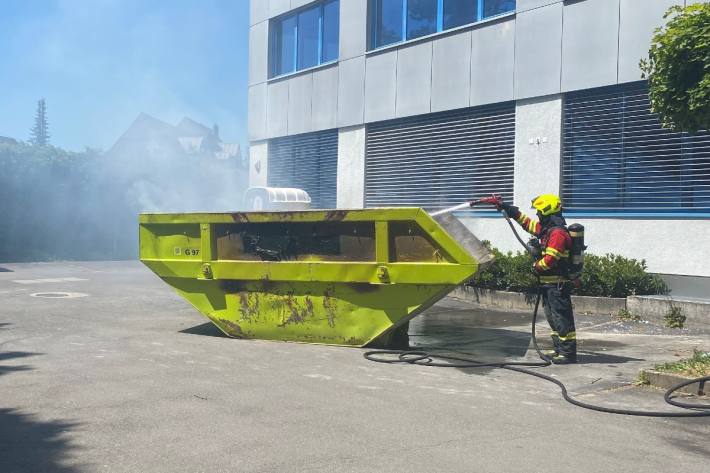 In Baar ZG brannte heute eine Baumulde. Ermittlungen laufen.