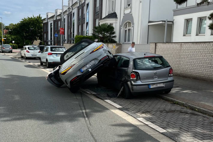 Die Fahrerin kollidierte mit einem parkenden Auto.