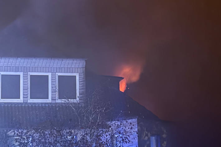 Beim Eintreffen der Feuerwehr schlugen Flammen aus den Fenstern.