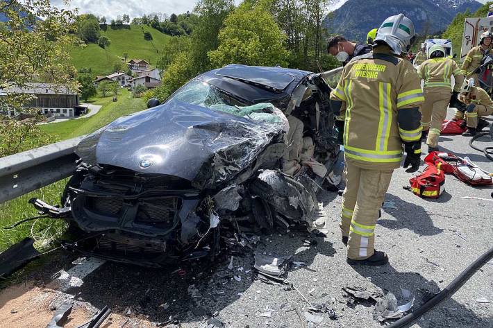 Zwei PKW stießen aus bisher ungeklärter Ursache frontal zusammen