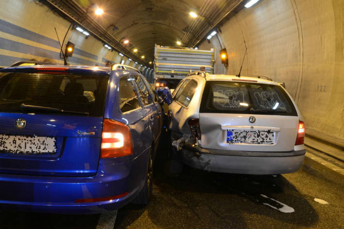 Pannenfahrzeug löste Unfall aus.