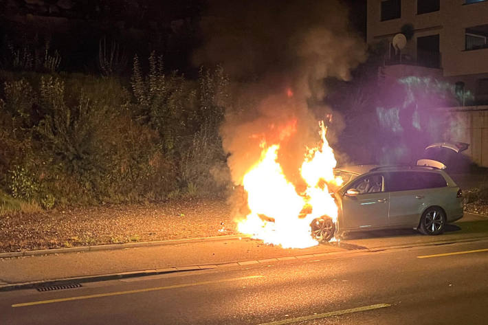 Das Auto brannte komplett aus.