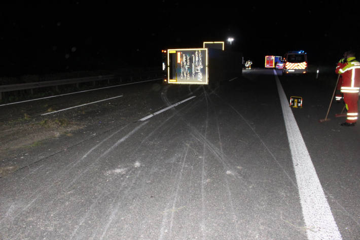 Gigaliner liegt quer auf der A4 Bei Erfurt-Vieselbach