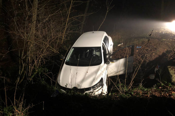 Von der Fahrbahn abgekommen – Autofahrer schwer verletzt