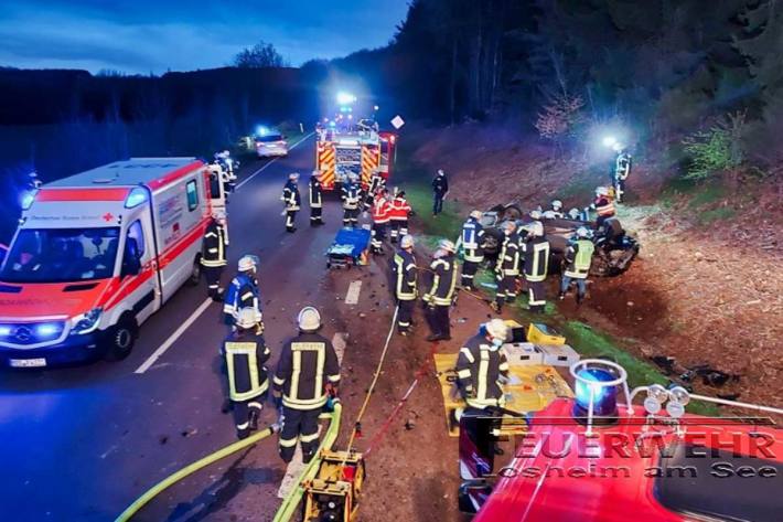 In Rappweiler hob der Pkw ab, schleuderte ca. 10 m durch die Luft und kam auf dem Dach liegend in Unfallendstellung