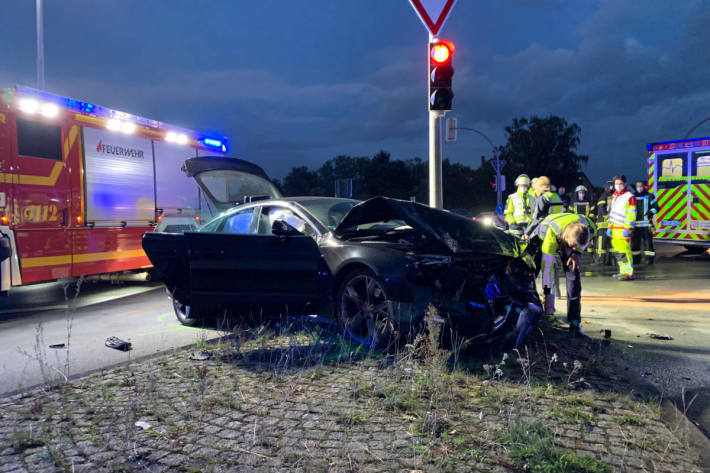 Sieben Menschen bei schwerem Unfall verletzt
