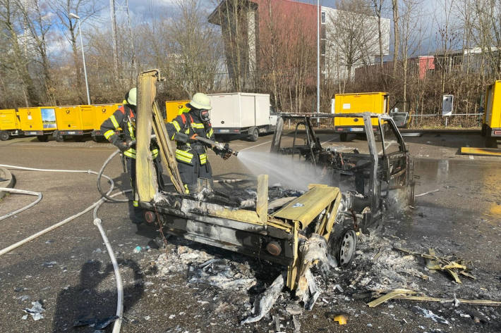 Elektro-Lieferwagen auf dem Gelände der Post in Offenburg ausgebrannt