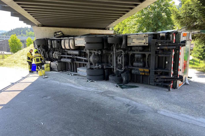 Der Lastwagen war zu hoch für die Eisenbahnbrücke