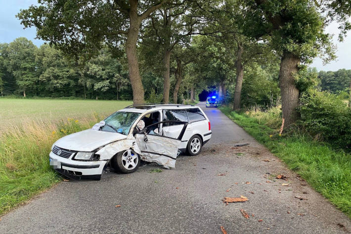 Auto prallt gegen Baum bei Coesfeld