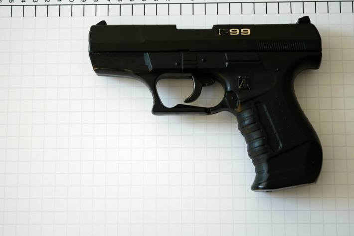 Mädchen hantiert mit Waffe im Hauptbahnhof