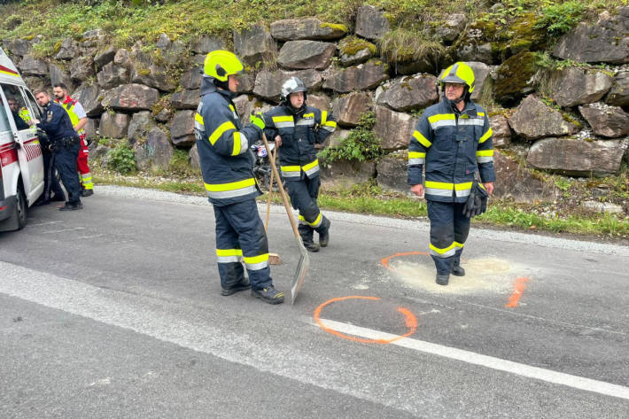 Die Feuerwehr übernahm auch die Reinigung der Fahrbahn.