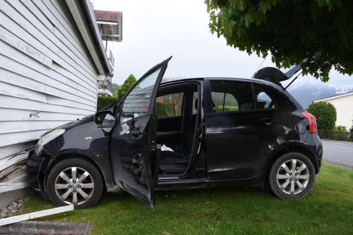 In Benken SG kam es gestern zu einem Unfall. Eine schwangere Frau wurde ins Spital gebracht.