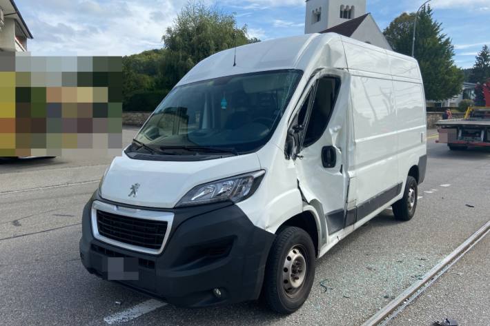 Die beiden Insassen vom Lieferwagen verletzten sich bei der Kollision mit dem Zug in Unterkulm AG.