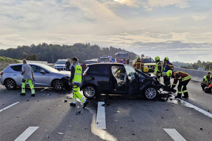 Zwei Pkw kollidierten auf der B33.