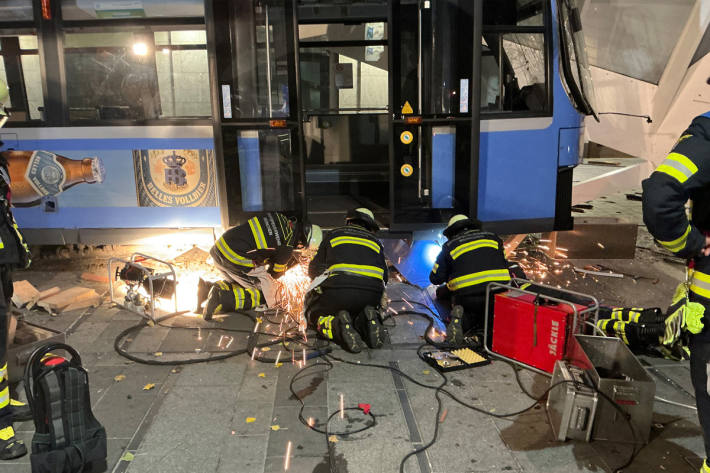 Der Fahrer der Straßenbahn wurde verletzt in ein Krankenhaus gebracht.