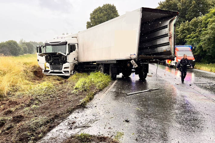 Beide LKW sind nach dem Unfall vollständig zerstört.