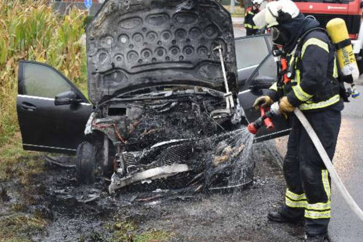 Der Mercedes geriet während der Fahrt in Brand.