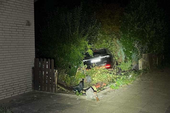 An einem baum kam das Fahrzeug zum Stehen.