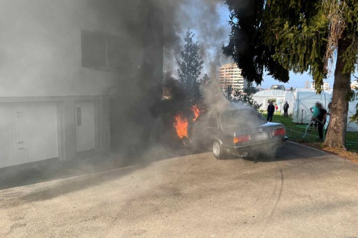 BMW gerät in einer Garage in Goldach SG in Brand.