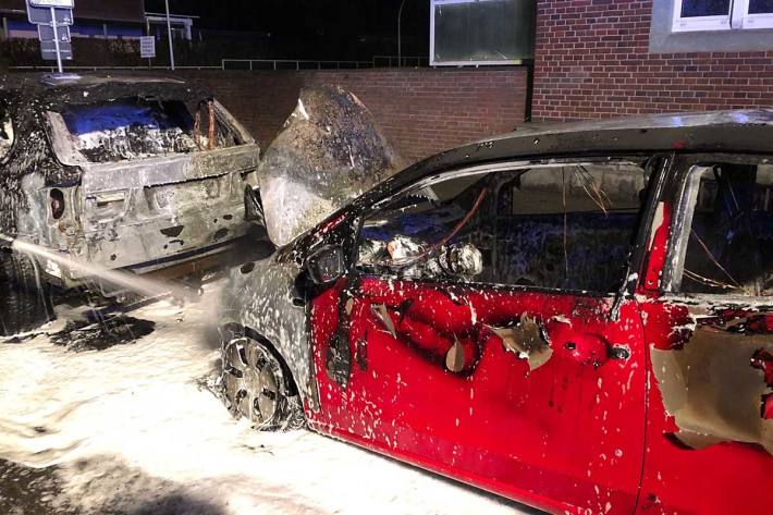 Durch die Hitzeentwicklung wurde in Würselen ein weiteres Fahrzeug stark beschädigt