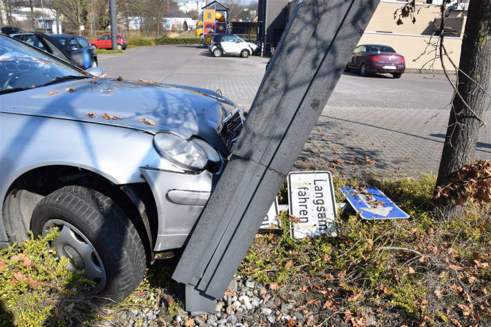 Mercedes kollidiert mit Einfahrtsschild