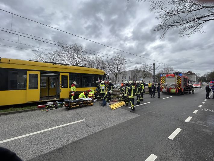 Person unter Straßenbahn! Es hätte viel schlimmer ausgehen können!