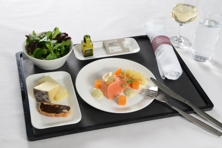 Lachsforellen-Tataki zur Vorspeise in der Business Class