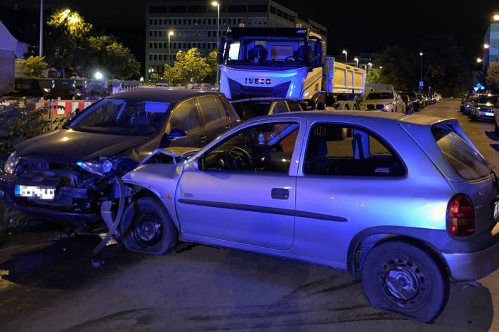 Der Opel kollidierte mit mehreren Fahrzeugen.