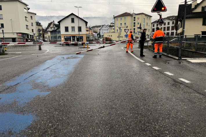 Mit Auto in Bahnschranke gefahren