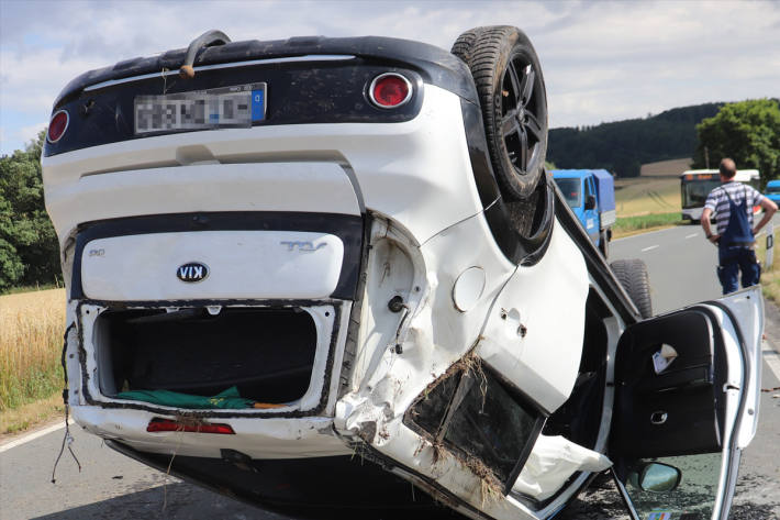 Bei den Unfall kam der Pkw-Fahrer von der Straße ab und verletzte sich schwer.
