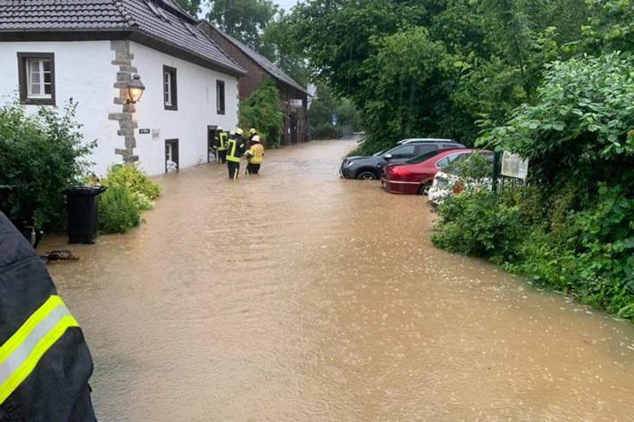 Einsatzstelle der übergetretenen Düssel im Bereich " Zur Mühlen" in Gruiten