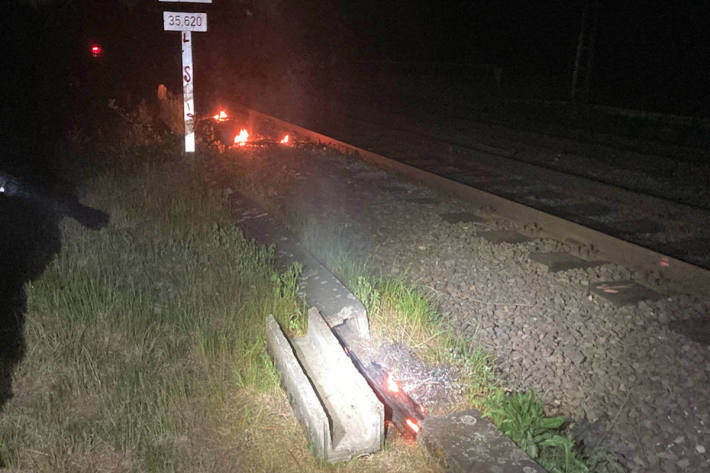 Unbekannte setzen Kabel an Bahngleisen in Brand