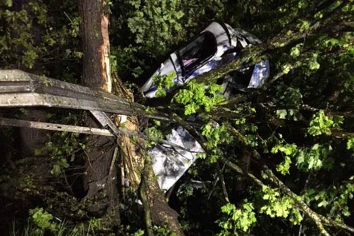 Zur Bergung des PKW wurde in Dinslaken das Abschleppunternehmen durch die Feuerwehr mit einer Motorkettensäge unterstützt