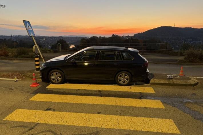 Am Unfallfahrzeug, am Inselschutzpfosten sowie dem Verkehrsschild entstand Schaden