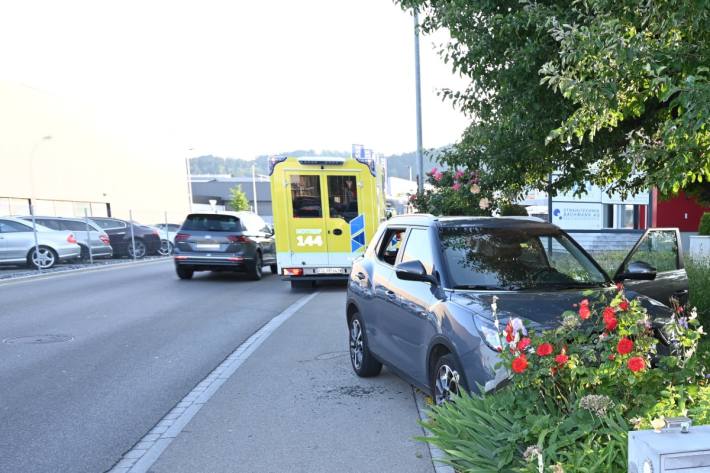 Mann muss verunfalltem Autofahrer in Zuzwil helfen und die Scheibe einschlagen. 