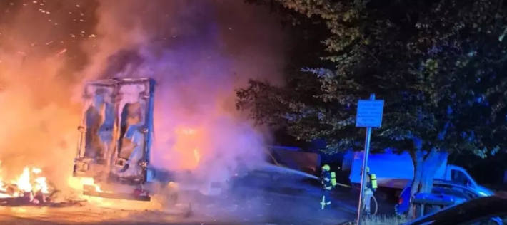 Die Feuerwehr verhindert ein Übergreifen des Feuers auf andere Fahrzeuge.