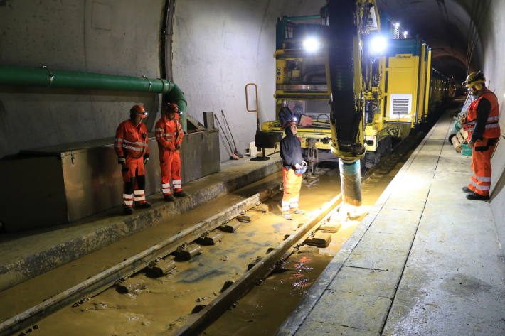 Die BLS hat den Sand und das Wasser im Tunnel abgesaugt und abtransportiert